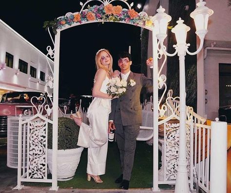 Sophie Turner Joe Jonas, Sophie Turner And Joe Jonas, Celebrity Wedding Photos, American Idol Contestants, Married In Vegas, Iconic Weddings, Joe Jonas, France Wedding, Vegas Baby