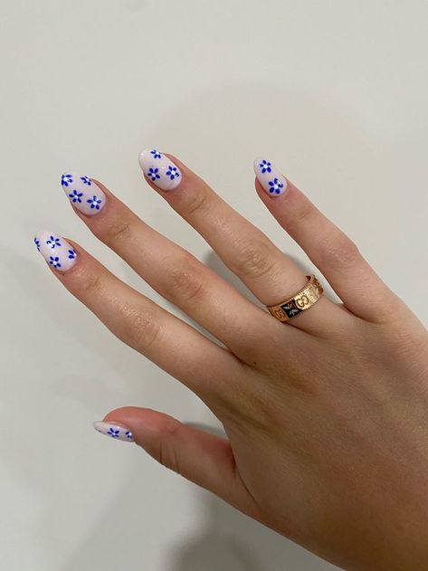 Simple Floral Nails, Floral Nails Designs, Blue And White Nails, Simple Gel Nails, Summery Nails, Flower Nail Designs, Flower Nail, French Tips, Minimalist Nails