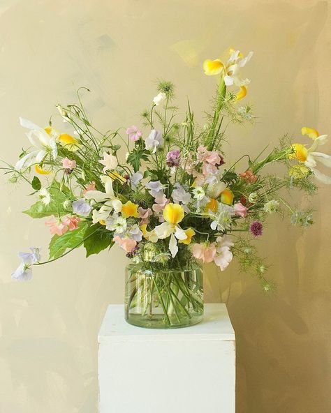 Meadow Flower Arrangement, Pastel Centerpieces, Farm Core, Flower Photoshoot, Meadow Flowers, Bouquet Design, Nature Flowers, Bunch Of Flowers, Beautiful Vase