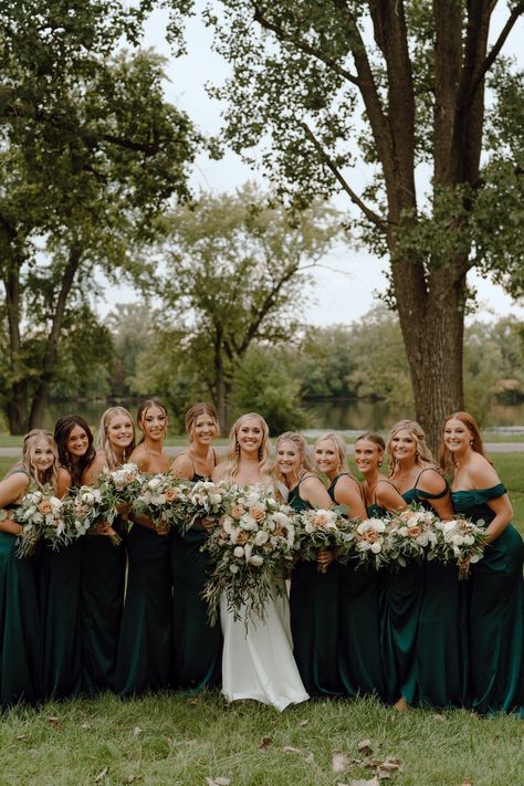 Bride and bridesmaid photos with dark green bridesmaid dresses. Autumn Wedding Green Bridesmaid Dresses, Different Shades Of Dark Green Bridesmaid Dresses, Bridesmaids Forest Green, Flowers For Dark Green Bridesmaid Dress, Bridesmaid Forest Green Dresses, Pine Green Bridesmaids, Emerald Bridesmaid Dresses Fall, Deep Green Bridesmaid Dress, Bridesmaid Dark Green Dresses