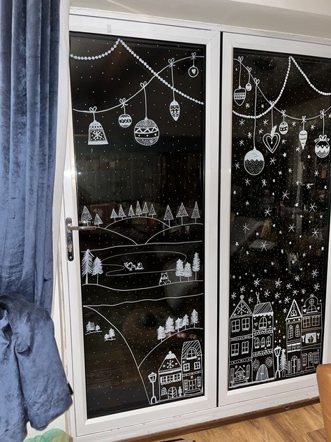 Christmas House Window Display, Window Marker Christmas, Holiday Window Painting Ideas Diy Christmas, Posca Pens Art Window Christmas, Window Christmas Art Ideas, Traditional Christmas Window Display, Snowy Window Drawing, Xmas Window Display Ideas Home, Christmas Chalk Window Designs