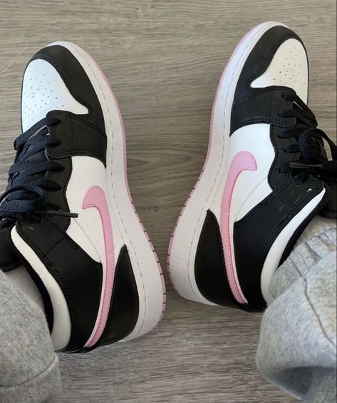 black and pink nike air jordans Black Jordan Aesthetic, Pink Nike Air Jordans, Jordans Aesthetic, Pink Nike Air, Обувь Air Jordan, Pink And Black Nikes, Pink Jordans, Pink Nike Shoes, Nike Shoes Girls