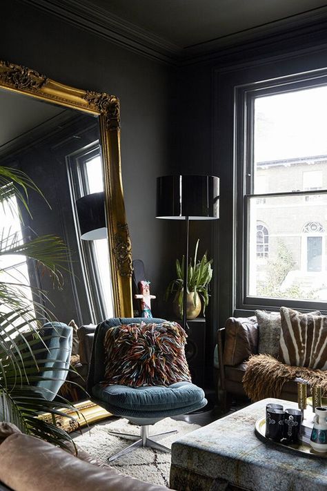 A moody and eclectic Georgian home in London Light Eclectic, Mirror Living Room Decor, Moody Interior Design, Moody Home Decor, Moody Living Room, Muebles Shabby Chic, Dark Living Rooms, Dark Home Decor, Appartement Design