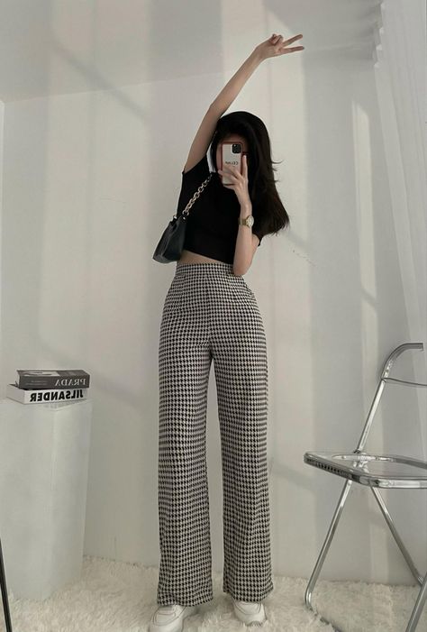 Checked Trousers Outfit, Lucy Outfits, French Chic Fashion, Trouser Outfit, Checked Trousers, Everyday Fashion Outfits, 2000s Fashion Outfits, French Chic, 2000s Fashion