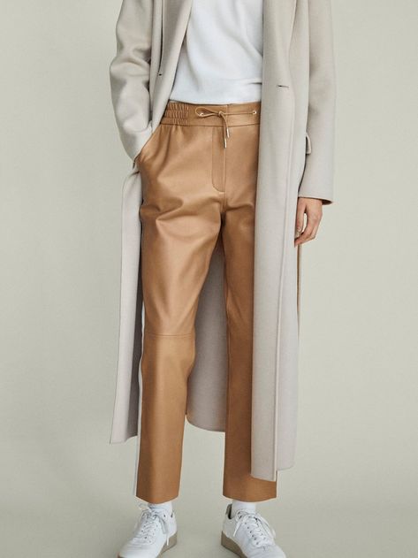 Leather Trousers Outfit, Lederhosen Outfit, Tan Outfit, Lunch Outfit, Leather Pants Outfit, Joggers Outfit, Beige Coat, Workwear Fashion, Leather Trousers