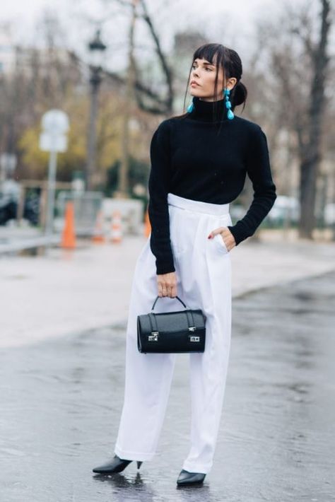 black turtleneck, white high-waisted trousers, and heeled b Black White Clothes, Black And White Outfits, October Fashion, Black White Outfit, White Clothes, Outfits 2023, Black Turtleneck, Fashion Images, 가을 패션