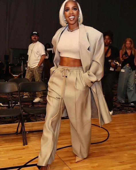 Kelly Rowland Slayed in A Nude Oversized Fear of God Suit at the Kia NBA Tip-Off 2024 - Fashion Bomb Daily Kelly Rowland Style, Bam Adebayo, Alaia Dress, Tina Knowles, Kanye West And Kim, Glamour Women, Anthony Edwards, Kim Kardashian Style, Kelly Rowland