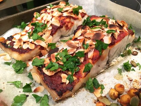 Harissa-baked Barramundi with Flaked almonds - Healthy Recipes by Lyndi Cohen Cohen Diet Recipes, Baked Barramundi, Barramundi Recipes, Gourmet Dinner Recipes, Food Nutrition Facts, Nutrition Motivation, Gourmet Dinner, 5 Ingredient Recipes, Healthy Recipies