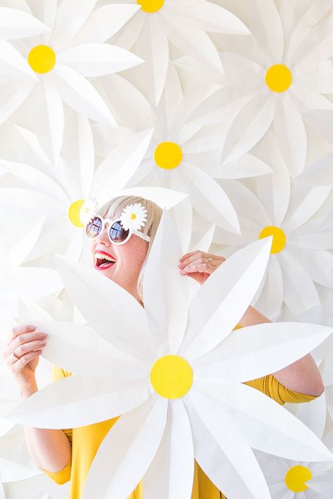 DIY Paper daisy backrop Daisy Backdrop, Daisy Party, Diy Flores, Paper Daisy, Fleurs Diy, Giant Paper Flowers, Paper Flower Tutorial, Paper Flowers Diy, Flower Tutorial