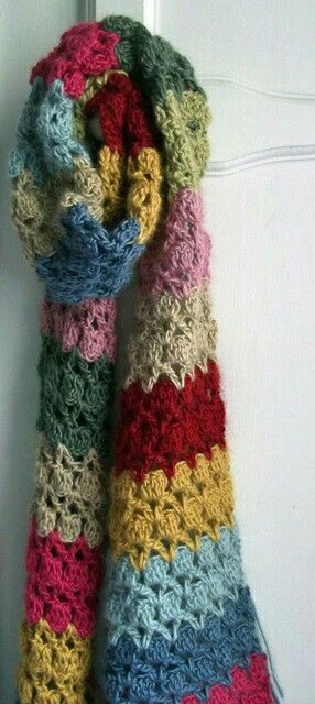 Crocheted Scarfs, Col Crochet, شال كروشيه, Crocheted Scarf, Crochet Cowl, A Hook, Love Crochet, Knit Or Crochet, Crochet Scarves