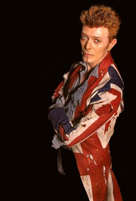 David Bowie, wearing his famous Alexander McQueen designed Union Jack coat. David Bowie Album Covers, David Bowie Earthling, Angela Bowie, Duncan Jones, David Bowie Fashion, David Bowie Born, Bowie Starman, Space Oddity, Ziggy Stardust