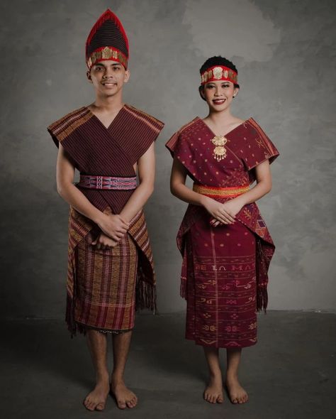 Not only the bride, the stunning colors of ulos cloth and accessories full of meaning are also worn by the groom of the Toba Batak tribe. Batak Toba, Wedding Clothes, Alien Concept Art, Traditional Bride, Traditional Fashion, Historical Dresses, The Groom, The Meaning, Wedding Men