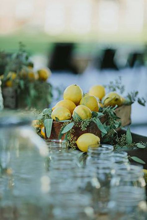 10 Easy DIY Ideas for Flowerless Wedding Centerpieces Lemon Centerpieces, Wedding Centerpiece Ideas, Fruit Centerpieces, Simple Wedding Flowers, Simple Wedding Centerpieces, Easy Wedding, Wedding Floral Centerpieces, Lemon Decor, Wedding Centerpieces Diy