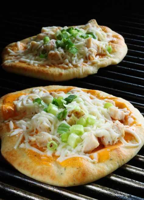 Buffalo Chicken Flatbread Pizza, White Chicken Pizza, Buffalo Chicken Flatbread, Blackstone Griddle Recipes, Flatbread Pizza Recipe, Bbq Chicken Flatbread, Chicken Flatbread Pizza, Grilled Buffalo Chicken, Flatbread Pizza Recipes