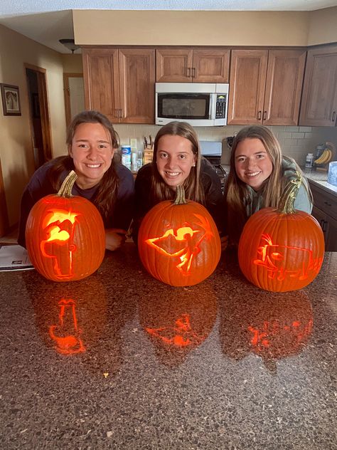 Preppy Halloween Pumpkin Carving, Matching Pumpkin Carving Ideas, Pumpkin Carving Pictures Friends, Pumpkin Carving Ideas Preppy, Matching Pumpkin Carving, Preppy Pumpkin Carving, Carving Pumpkins Aesthetic With Friends, Pumpkin Carving Faces Easy, Cool Pumpkin Designs