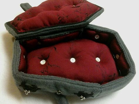 " I'm empty without you " OOAK Coffin Valentine Plush  By: Concocted Curioddities ( Jenni FooFoo ) Creepy Cute, Without You, Knick Knacks, Diy Gifts, Sewing Projects, Bat, Dolls, Sewing, Gifts