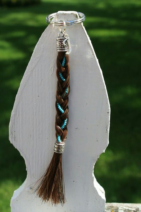 How To Make Horse Hair Tassels, How To Make A Horse Hair Bracelet, Horse Hair Craft Ideas, Horse Hair Momentos, Diy Horse Hair Ideas, Things To Do With Horse Hair, Horse Hair Projects, Diy Horse Hair Keychain, Horse Hair Keychain Diy