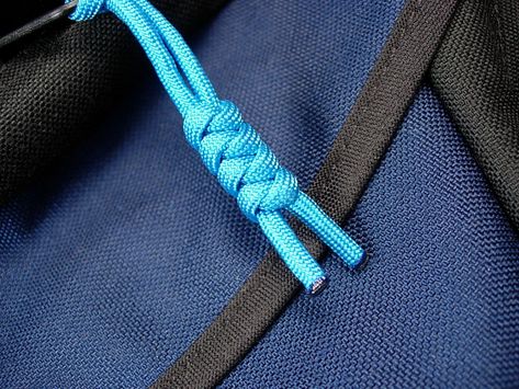 DIY paracord zipper pulls on the Brain Bag | by TOM BIHN Paracord Zipper Pull Diy, Paracord Zipper Pull, Cords Crafts, 550 Cord, Paracord Knots, Knots Diy, Rope Knots, Parachute Cord, Paracord Projects