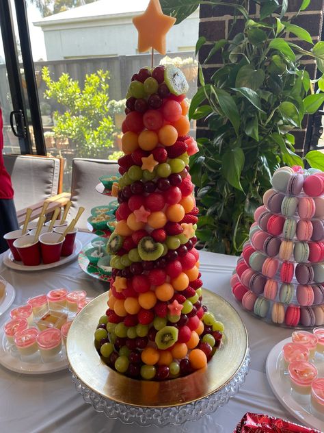 Fruit Tower Ideas, Fruit Tower Cake, Christmas Fruit Tree, Plateau Fruits, Fruit Tower, Food Tree, Fruit Christmas, Fruit Christmas Tree, Fruit Centerpieces