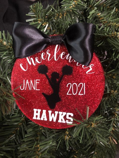 Personalized cheerleading ornament.  Customize with bow color, glitter or paint color and font color.  Cheerleader will be black.  Bow will be black unless another color is specified.  Message us for special orders. Orders are taking 1 day to process and ship.  If you need something in a rush, please message us for availability. Message us or visit our store for other sports, clubs or businesses.  We will work with you to custom make ornaments to most requests. Cheer Mom Ornament and Keychain so Cute Cheer Gifts, Cheer Gift Bags, Cheerleading Crafts, Cheer Squad Gifts, Cheer Banquet, Cheer Coach Gifts, Cheer Team Gifts, Cheer Coach, Cheerleading Gifts