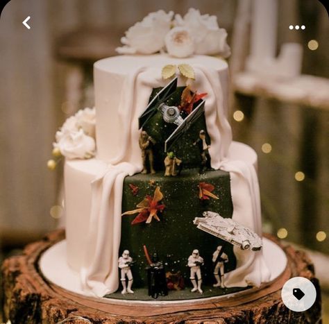 Grooms Cake Ideas Star Wars, Starwars Cake Wedding, Hogwarts Wedding Cake, Star Wars Themed Wedding Cake, Geeky Wedding Cake, Star Wars Cake Wedding, Star Wars Wedding Cake Ideas, Star Wars Wedding Cakes, Star Wars Wedding Aesthetic