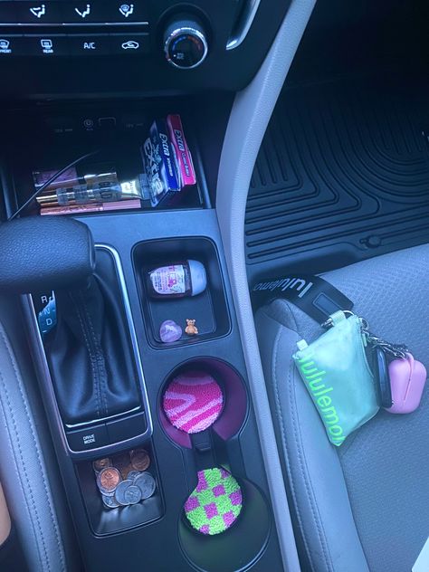 Car Decor Women, Teenage Car Decorations, Athstetic Car Interior, Passenger Princess Decor Ideas, Car Inspo Interior Preppy, Asthetic Car Interior, Decorating Car Ideas, Toyota Corolla Accessories, Comfy Car Interior