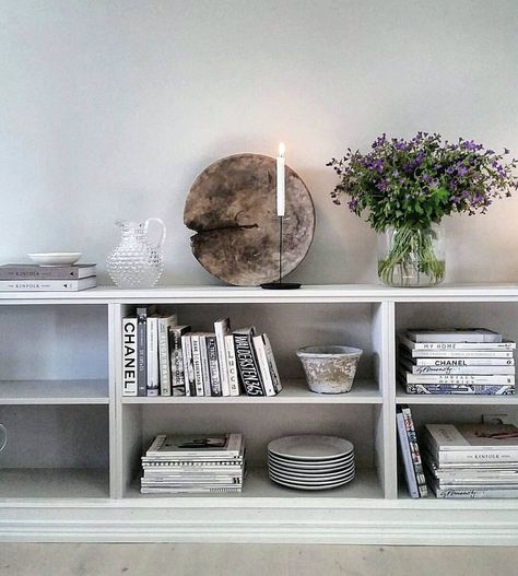 601 gilla-markeringar, 25 kommentarer - Lena (@lenalidman85) på Instagram: "Längtar efter sommaren, alla fina loppisfynd och plocka in blommor från trädgården " Small Living Room Storage, Sideboard Styles, Under Tv, Scandinavian Living, Scandinavian Decor, Living Room Storage, Interior Deco, Living Room Inspo, Apartment Living