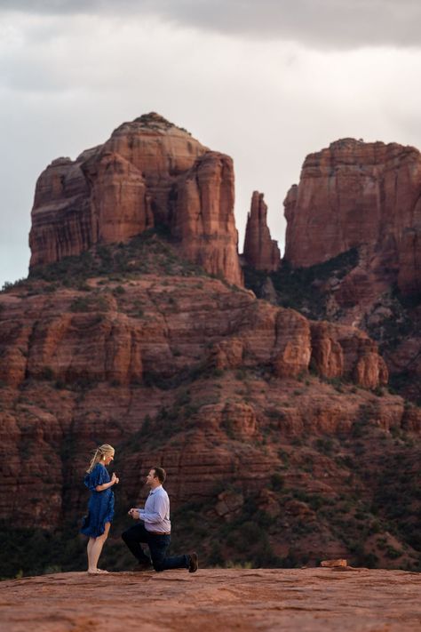 If you’re planning a proposal, Sedona is the perfect place to pop the question! Not only are the red rocks and sandstone formations absolutely stunning, but the town is actually known for being a spiritual vortex! | Makayla McGarvey Photography • Arizona Elopement Photographer #arizonaproposal #sedonaproposal #proposalshoot #proposalphotos Sedona Proposal, Destination Engagement Photos, Adventure Engagement Photos, Arizona Engagement, Arizona Elopement, Surprise Engagement, Outdoor Engagement Photos, Proposal Photos, Secret Location