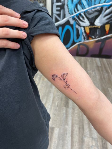 Small Sweet Pea Tattoo, Sweetpea Tattoo, Sweetpea Flower Tattoo, Sweet Pea Flower Tattoo, Pea Tattoo, Sweet Pea Tattoo, Tiny Flower Tattoos, Cool Back Tattoos, Poppies Tattoo