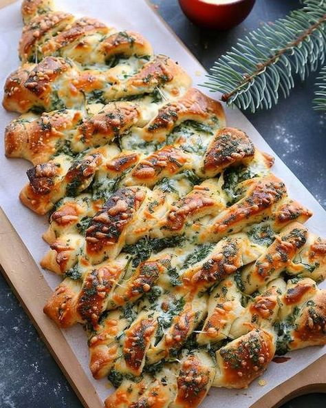 Elsa Kitchen Christmas Tree Breadsticks, Christmas Tree Spinach Dip Breadsticks, Spinach Dip Breadsticks, Christmas Tree Spinach Dip, Breadstick Recipe, Tree Spinach, Breadsticks Recipe, Creamy Spinach Dip, Refrigerated Pizza Dough