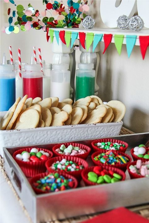 Do you decorate cookies with your kids over the holiday season? It's one of the things that Miss M absolutely loves to do. It is such a great way for us to spend quality time together, from teaching her how to mix and bake the cookies, to decorating them. I'm showing you how to set up a simple cookie decorating station over at the Nestlé site Simply Celebrate. Disclosure: I was compensated by Nestlé for the creation of content on Simply Celebrate. Cookie Station Ideas, Christmas Cookie Birthday Party, Christmas Cookie Decorating Station, Cookie Decorating Bar, Cookie Decorating Event, Christmas Cookie Decorating Party, Holiday Cookie Decorating, Cookie Decorating Station, Fun Christmas Party Ideas