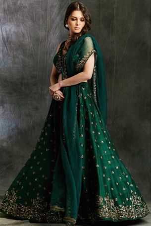 Emerald Lehenga, Astha Narang, Gown Dress Party Wear, Simple Lehenga, Raw Silk Lehenga, Green Wedding Dresses, Mehendi Outfits, Lehenga Blouse Designs, Traditional Indian Dress