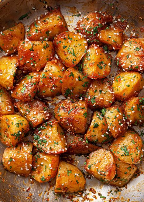 Roasted Potato Recipes, Dinner Recipes For Family, Roast Potatoes, Sweet Potato Recipes, Roasted Sweet Potatoes, Food Obsession, Sriracha, Sweet Potatoes, Potato Recipes