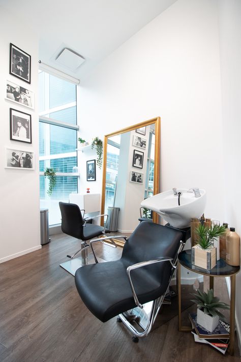 Studio Salon Ideas Small Spaces, Small Salon Suite Ideas Layout, Modern Salon Suite, Small Salon Suite Ideas, Salon Decor Studio, Salon Decorating, Salon Suite Decor, Private Salon, Small Salon