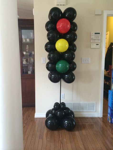 Race Car Balloon Decor, Disney Cars Balloon Garland, Stop Light Party, F1 Birthday, F1 Party, Bike Birthday Parties, Beautiful Balloons, Hot Wheels Birthday, Cars Birthday Party Disney