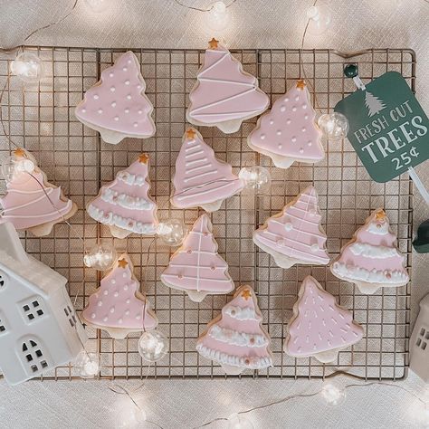 Dr Seuss Treats, Pink And Gold Christmas Tree, Holiday Theme Food, Christmas Tree Sugar Cookies, Tree Sugar Cookies, Pink And Gold Christmas, Christmas Sugar Cookies Decorated, Vintage Pink Christmas, Christmas Cookie Box