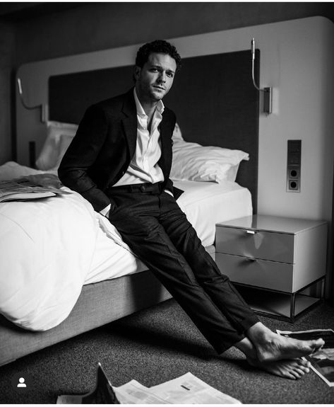 Mens Hotel Photoshoot, Hotel Shoot Ideas Men, Hotel Portrait Photography, Hotel Photoshoot Ideas, Male Model Photoshoot, Casual Senior Pictures, Vogue Poses, Male Models Poses, Men Photoshoot