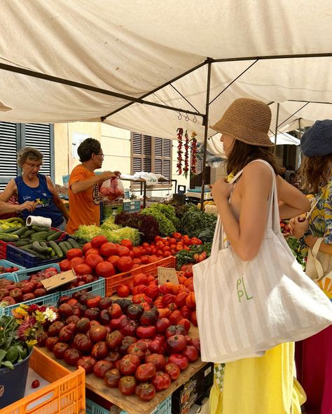 Pils at the market last Saturday 🍒🍓🍆🥬 One of the things that I enjoy the most is doing my groceries at the market. Local food and local proximity products. Fresh and of course always seasonal products I love the crowded markets in a sunny Saturday morning. Young and not so young people. Some doing the weekly groceries, others buying for a lunch or dinner they might have in the coming days, or people just passing by and getting some fresh fruit on the go! This time for me was the last one.... Grocery Market, Weekly Grocery, Fresh Groceries, Last Saturday, Fresh Cherries, Buying Groceries, Fresh Market, July 1, Saturday Morning