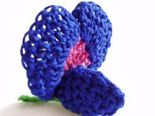 Bluebonnet Flower, Diy Crochet Flowers, Crochet Embellishments, Sweet Pea Flowers, Crochet Pattern Instructions, Crochet Plant, Crochet Leaves, Flower Pattern Design, Crochet Decoration