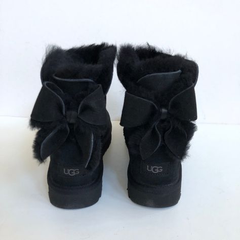 *100% Authentic And Brand New* Product Specs: O 17mm Twinface Sheepskin Upper. O Suede Heel Guard. O Fixed Bow, Sheepskin Bow. O Luxurious 17mm Uggpure 80% Wool, 20% Lyocell Sockliner. O Foam Footbed. O New Treadlite By Ugg Outsole. O Recycled Polyester Binding. O Woven Heel Label With Ugg Logo. O Measurements: Heel Height: 1 In Shaft: 6 In 0 All My Ugg Are 100% Authentic, Brand New And Never Been Worn. ** The Inside Sizing Tag Of The Boot Is Marked To Avoid Store Returns And This However Does Not Effect The Look Of The Boot. Whs N Whs Lss Cute Uggs, Uggs With Bows, Ugg Boots Men, Mini Baileys, Ankle Strap Sandals Flat, Classic Ugg Boots, Black Uggs, Ugg Classic Mini, Shoes Outfit Fashion