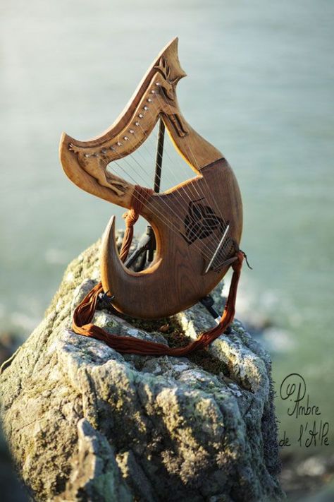 Lyre Instrument, Half Elf Bard, Greek Heroes, Diy Instruments, Folk Instruments, String Instruments, Sound Of Music, Greek Gods, Musical Instrument