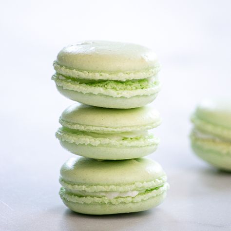 Green Apple Macaron Recipe Apple Macarons, Green Tea Recipes Desserts, Green Tea Macarons, Tea Macarons, Matcha Macarons, Green Tea Dessert, Matcha Milk, Green Tea Ice Cream, Macaron Cookies