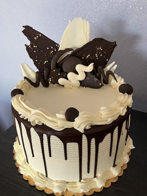 Black & white drip cake Black And White Drip Cake, White Cake Black Drip, Oreo Drip Cake Birthday, White Drip Cake, Birthday Cake With Chocolate Drip, Drip Cake With Chocolates On Top, Round Cake, Drip Cake, Drip Cakes