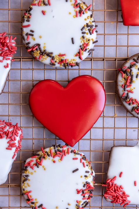 This easy cookie icing takes only 3 minutes to make in just one bowl! It's sweet, dries hard, and is perfect to decorate sugar cookies with. The best part is that you dont even need piping bags to decorate with this icing. Just dip, drip and go! This cookie icing recipe makes decorating holiday cookies easy and fun! Easy Holiday Cookies, Cookie Icing Recipe, Cookie Brownie Recipe, Easy Frosting, Christmas Desserts Easy, Icing Frosting, Pudding Cookies, Cookie Brownie Bars, Buttercream Recipe