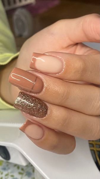 Simple Tan Nail Designs, Simple Mom Nails, Caramel Nails Design, Minimalist Thanksgiving Nails, Nude Color Nails With Design, Simple Nails Brown, Nude Brown Nail Designs, Brown Gel Nails Designs, Nude And Brown Nails