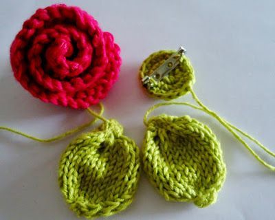 Knit Embellishments, Free Knitted Flower Patterns, Knitted Flowers Free, Knitted Jewellery, Knitted Rose, Baby Mittens Knitting Pattern, Knitting Flowers, Knitted Poppies, Flower Knitting