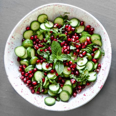 Cucumber & Pomegranate Salad with Mint – Vigeo Nutrition Cucumber Pomegranate Salad, Pomegranate Side Dish, Pomegranate Seed Recipes, Salad Recipes Pomegranate, Pomegranate Dishes, Pomegranate Salad Recipes, Pretty Appetizers, Christmas Pomegranate, Salad Pomegranate