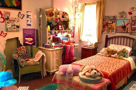 Set Decor / TV Decor Features: THE MIDDLE Rooms With Bed In The Middle, 1990s Home Decor, Tv Show Bedrooms, Sleepover Illustration, 2000s Home Decor, Early 2000s Bedroom, Bedroom Set Decor, 2000s Home, 2000 Room