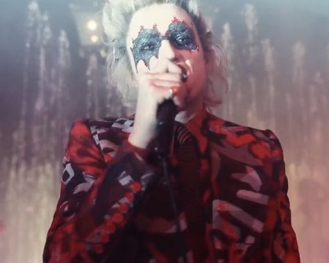 Arty Cruella, Humans Aesthetic, John Mccrea, Glam Rock Aesthetic, Cruella 2021, Rock Aesthetic, Cruella Deville, Movie Fashion, Androgynous Fashion