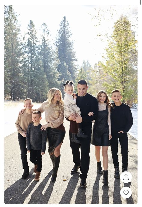 Family Outfit Ideas For Pictures, Family Of Seven Photoshoot, Family Christmas Pictures With Teenagers, Family Casual Outfits, January Family Photo Outfits, Winter Photo Outfits, Winter Pictures Family, Holiday Family Photo Ideas, Casual Family Pictures Outfits